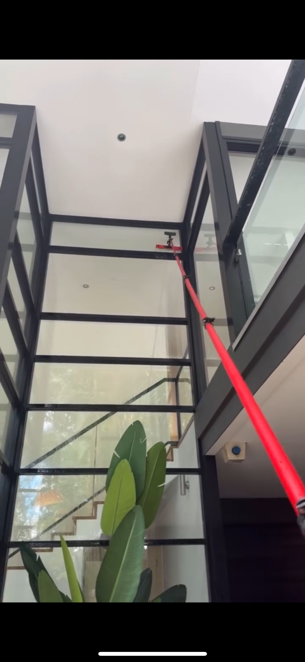 High window cleaning with water-fed pole system